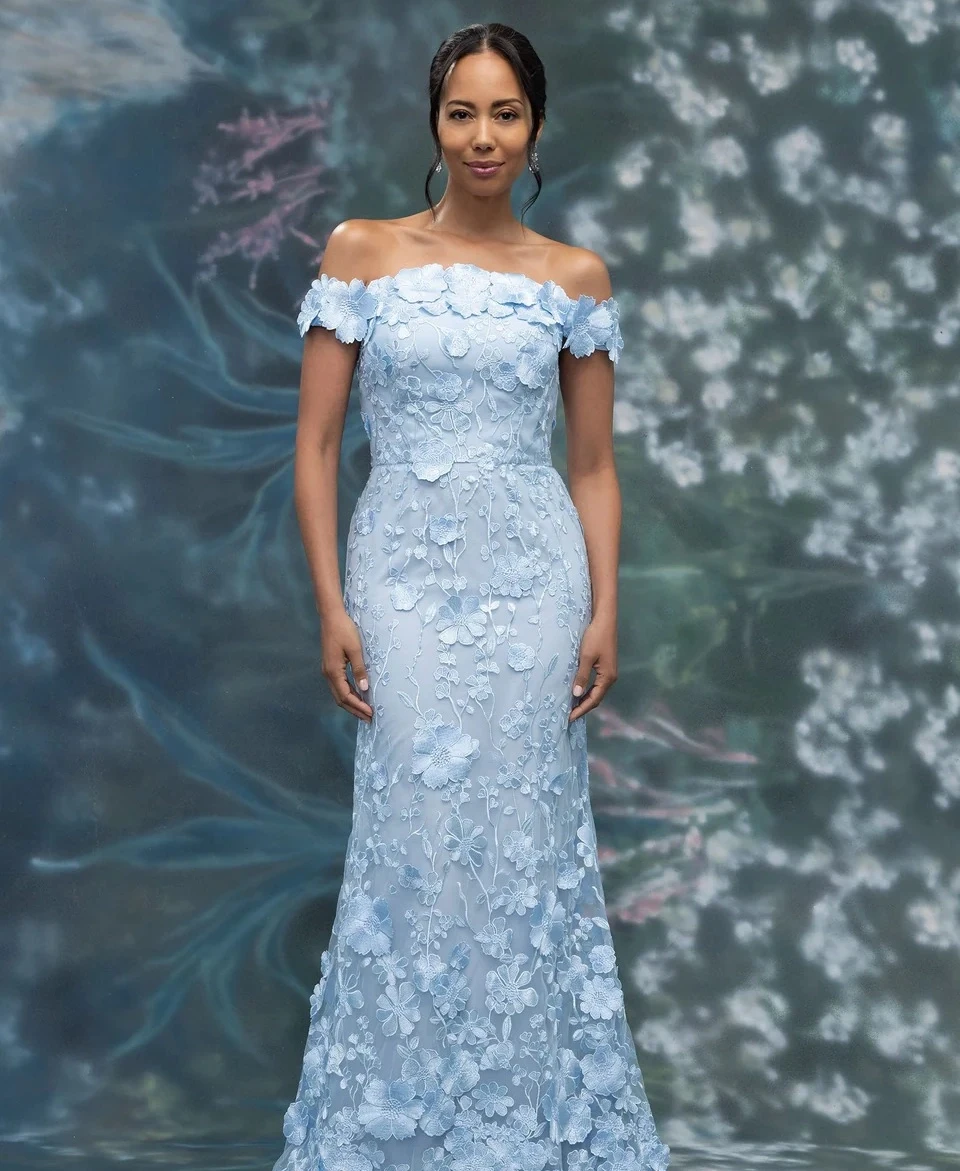 Mother of bride wearing a evening blue dress